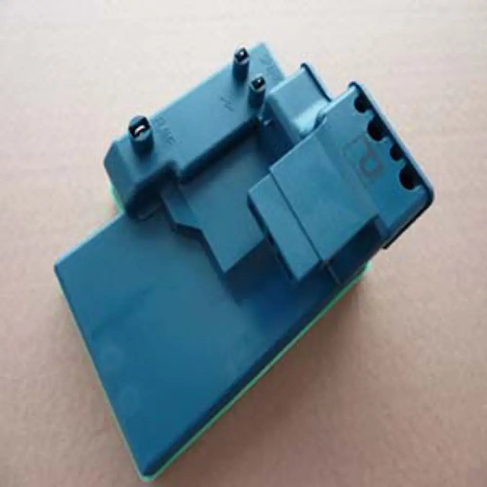 Remeha Feuerungsautomat, in blauer Farbe, mit mehreren Anschluss-Pins und einem rechteckigen Gehäuse auf braunem Hintergrund.